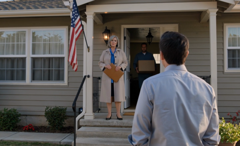 Le soir où mon fils m’a frappé devant sa femme, les lasagnes fumaient encore dans le plat à gratin blanc que j’avais sorti pour les dimanches spéciaux.