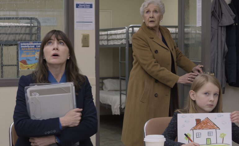 Ma grand-mère est entrée dans le refuge familial, a regardé le lit superposé où dormait ma fille de six ans et a demandé : « Pourquoi ne vis-tu pas dans ta maison sur Cedar Ridge Drive ? » Je l’ai fixée du regard et j’ai murmuré : « Quelle maison ? » Trois jours plus tard, elle est arrivée à la fête d’anniversaire de mariage de mes parents, a vu l’enveloppe blanche dans ma main et a dit : « Appelle l’avocat. On règle ça ce soir. »