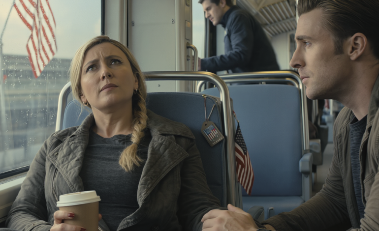 Je pensais que c’était un doux adieu dans cette gare américaine bondée. Mon mari a acheté un café, a remis mon écharpe en place et m’a regardée boire. À mi-chemin du quai, le monde a basculé. En soulevant mon sac, il a murmuré : « Tu oublieras bientôt tout. » Je n’arrivais même pas à crier, jusqu’à ce qu’un homme s’assoie à ma place et chuchote : « Chloé… c’est Anthony. »