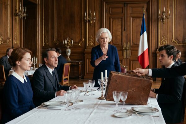 Au restaurant, ma mère a annoncé à tout le monde : « Annabelle, va trouver une autre table. Celle-ci est pour la famille, pas pour les filles adoptées. » Ils ont tous ri et acquiescé.