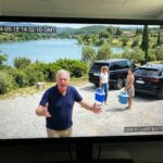 Mes parents ont annoncé chez moi un séjour gratuit de trois jours au lac Norman pour vingt membres de la famille… et j’ai laissé le portail expliquer le sens de ma réponse monosyllabique.