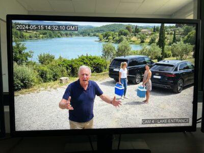 Mes parents ont annoncé chez moi un séjour gratuit de trois jours au lac Norman pour vingt membres de la famille… et j’ai laissé le portail expliquer le sens de ma réponse monosyllabique.