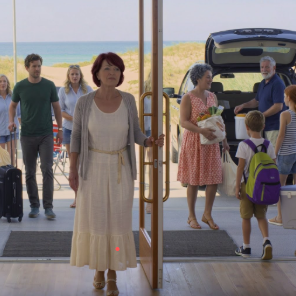 Après avoir vendu ma société, j’ai acheté la maison de plage de mes rêves pour enfin me détendre. Dès le premier soir, mon fils m’a appelée et m’a dit : « Maman, installe-toi dans la chambre d’amis. Toute la famille de ma femme arrive. Si ça ne te convient pas, tu peux trouver un autre endroit où dormir. » J’étais paralysée. Alors, j’ai préparé une surprise pour leur arrivée.
