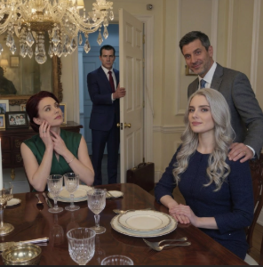 Il y a trois ans, ma sœur m’a volé mon fiancé. Des années plus tard, lors d’un dîner de famille, elle a éternué et a dit : « Je te plains, toujours célibataire, petite sœur. » J’ai juste souri. Mais quand mon mari est entré, son visage s’est décomposé car, en réalité, c’était l’homme qu’elle avait reconnu… son expression a changé avant même qu’elle ne se retourne.