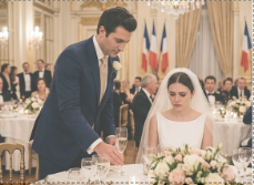 À mon mariage, j’ai vu mon frère laisser tomber quelque chose près de mon verre. Je n’ai pas paniqué. J’ai glissé la petite enveloppe dans mon sac. Puis il a levé son verre et a souri en coin. « Félicitations, petite sœur. Ma surprise arrive bientôt. » J’ai souri et je l’ai laissé parler. 30 minutes plus tard…